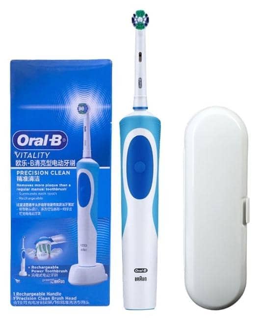 Электрическая зубная щетка Oral-B D12 Vitality с дорожным кейсом Blue